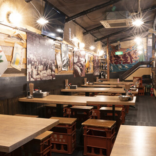 在复古建筑中放松身心，享受愉快的时光。