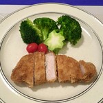 Kinokuniya - トンカツは肉に振った塩胡椒に味だけで食べる、肉の味を損ねるソースは使わない。　キャベツを切らしていたので付け合わせはブロッコリー