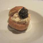 キュニエット - 蟹のサラダとキャビアの塩包み