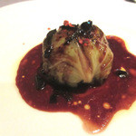 キュニエット - フォアグラと玉ねぎジャムの春キャベツ包み。ソースの中にはトリュフが。