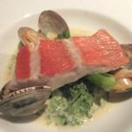 キュニエット - 金目鯛・菜の花・アサリの蒸し焼き。白ワインとあおさ海苔のソース