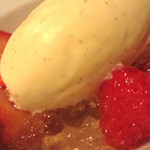 キュニエット - バニラアイス、白ワインゼリーと苺