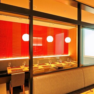 ガラス部分はブラインドを下すことが可能です。