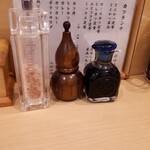 とんかつ燕楽 - ソース、塩、醤油