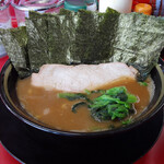 家系ラーメン 王道家 本店 - 王道家-1　ラーメン　700円　チャーシューのスモークが抜群だ‼‼‼