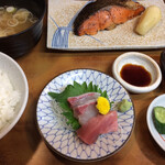 やひこ - 「鮭の西京焼き定食」は税込1050円。
            全て丁寧な作りで美味しいです。