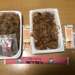 ピッピー - (左)お好み焼き(18時過ぎのタイムセールで税込250円)
            (右)いか焼き(5日はいか焼きの日で税込300円)