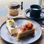 ニチ ニチ ベイク - レアチーズケーキ、いちごと柑橘のタルト、珈琲(深煎りブレンド)