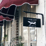 ニチ ニチ ベイク - きつねさんのマークが目印の外観♡