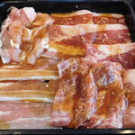 国産牛焼肉食べ放題 肉匠坂井 - 鶏もも、カルビ、ハラミ、三元豚カルビ