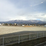 とりみ亭 - 遊佐町から見た鳥海山。秋田側から見ているせいか、全然別の山に見えます。