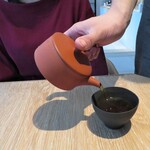 山本山 ふじヱ茶房 - 連れのお茶は京ほうじ茶　その場で煎って下さり、香ばしい香りが素晴らしいです。