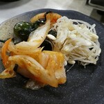 焼肉 こじま - 自家製キムチ盛り合わせ税抜450円ともやしナムル税抜300円