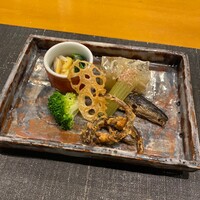 馳走菴 ひじり - 浅利の酢味噌和え、テッピの煮凝り、蓮根チップ、フキの土佐和え、鰯の甘露煮、ブロッコリーのスープ煮、どじょうのフリット