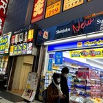 Sushi Miyakawa - お店の入り口は、マツキヨとKFCの間