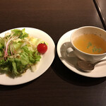 テンラン カフェ - セットのサラダとスープ。