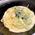 自家製スモークサーモンとチンゲン菜のクリームソース