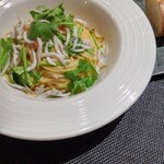 FRUTTO - シラスとフレッシュトマトのパスタ・パクチー乗せ