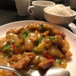 美林華飯店 - 特製ソースカレーかけの鶏唐揚げ