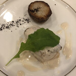 COSA VOULE - 特選黒毛和牛コースＢの本日おすすめの魚料理。タラのポワレ。肉厚で柔らかなタラの身とホワイトトリュフソースも美味しいし、里芋もホクホクで美味しかったです。