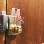 魚・肉・地酒 弐乃助 - 下駄箱の鍵には見つけやすい鈴つけてます。