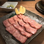 焼肉ホルモン 青一 - 焼肉ホルモン 青一(東京都港区青山一丁目)黒毛和牛上タン 3,500円・薬味ネギ 150円