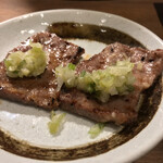 焼肉ホルモン 青一 - 焼肉ホルモン 青一(東京都港区青山一丁目)黒毛和牛上タン・薬味ネギ