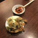 立ち呑み くにし - チヂミ、オプションでキムチ