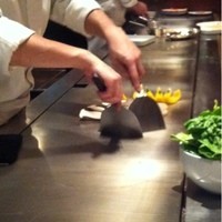 けやき坂 - 見事な手さばきで、素材を焼いていきます