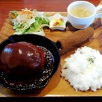 きまぐれカフェ クローバー - 厚みのあるデミハンバーグ　旨い！