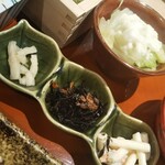 麒麟のまち - 二種の小鉢 ひじきの煮物、 マカロニサラダ と漬物