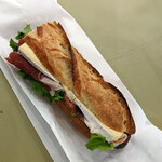 ブーランジェリー パティスリー トレトゥール アダチ - 『Jambon de Bayopnne  Brie（生ハムとブリーチーズ）』　６５０円＋税