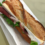 ブーランジェリー パティスリー トレトゥール アダチ - 『Jambon de Bayopnne  Brie（生ハムとブリーチーズ）』　６５０円＋税