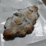 ブーランジェリー パティスリー トレトゥール アダチ - 『クロワッサン　オ　ザマンド』　３５０円+税