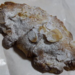 ブーランジェリー パティスリー トレトゥール アダチ - 『クロワッサン　オ　ザマンド』　３５０円+税