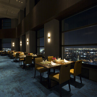【夜】記念日やデートにおすすめの夜景が美しいテーブル席