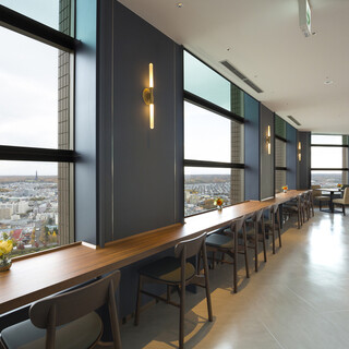 【昼】ビジネスやひとり旅などお一人さまでも気兼ねなくご利用いただけるカウンター席