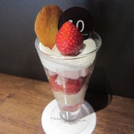 ピエール マルコリーニ - ストロベリーティ パフェ(\1,575-)