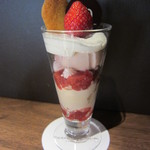 ピエール マルコリーニ - ストロベリーティ パフェ(\1,575-)