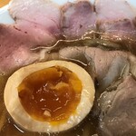 鶏そば なる川 - 煮玉子、チャーシューアップ