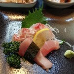 OGOPOGO - 【本鯛とヨコワ鮪のお造り】
                        マスターこだわりの。
                        確かに美味しい。