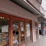 ラ・ペッシュ - 【外観】
            吉野川沿いにあるお店。
            立地を考えると、本当に美味しいものは場所を問わず人が集まるんだな～と実感します。