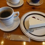 珈琲焙煎問屋 まめや本舗 - レアチーズケーキとビターコーヒー