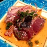 ケンケン鰹の藁焼き。この器とのコントラストが印象的で、一枚だけ写真を撮らせていただきました。