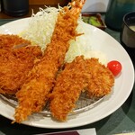 Marukin Tonkatsu Tei - 2019年8月　ミックスカツ定食。サンプルに偽りないエビフライの大きさ！1570円は納得です！