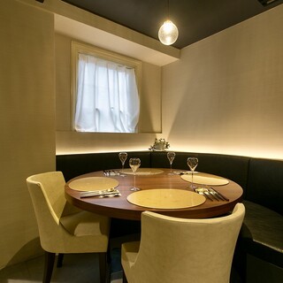 3〜4名様の会食や接待に最適です。
                                          個室使用料¥3300