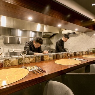 〝舞台最前線〟ライブ感溢れるシェフズテーブル