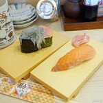 海鮮れすとらん 勘八屋 - 2019年8月　生サーモン【税抜200円】生しらす【税抜150円】ふたつとも30円高い印象でした～(´▽｀)