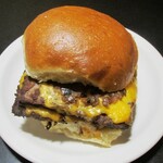 Time Out Market - ダブルチーズバーガー