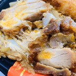 ヤマザキYショップ - カットしても、けっこう大きい唐揚げです
ヽ(*⌒▽⌒*)ﾉ